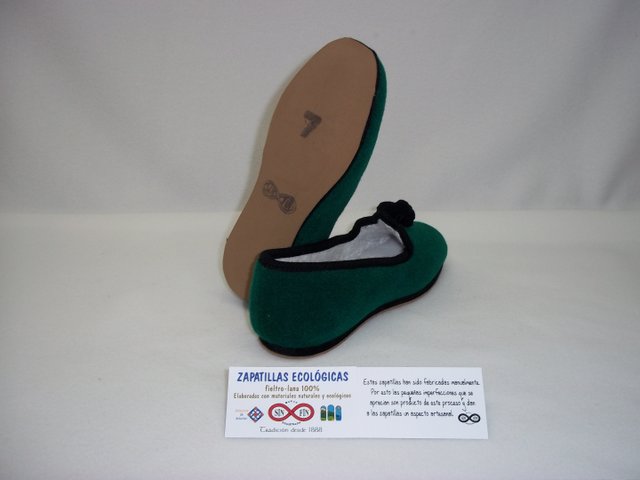 zapatilla de fieltro artesanal verde oscuro  otra imagen de la suela